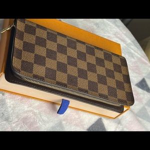 Louis Vuitton vintage zippy wallet
